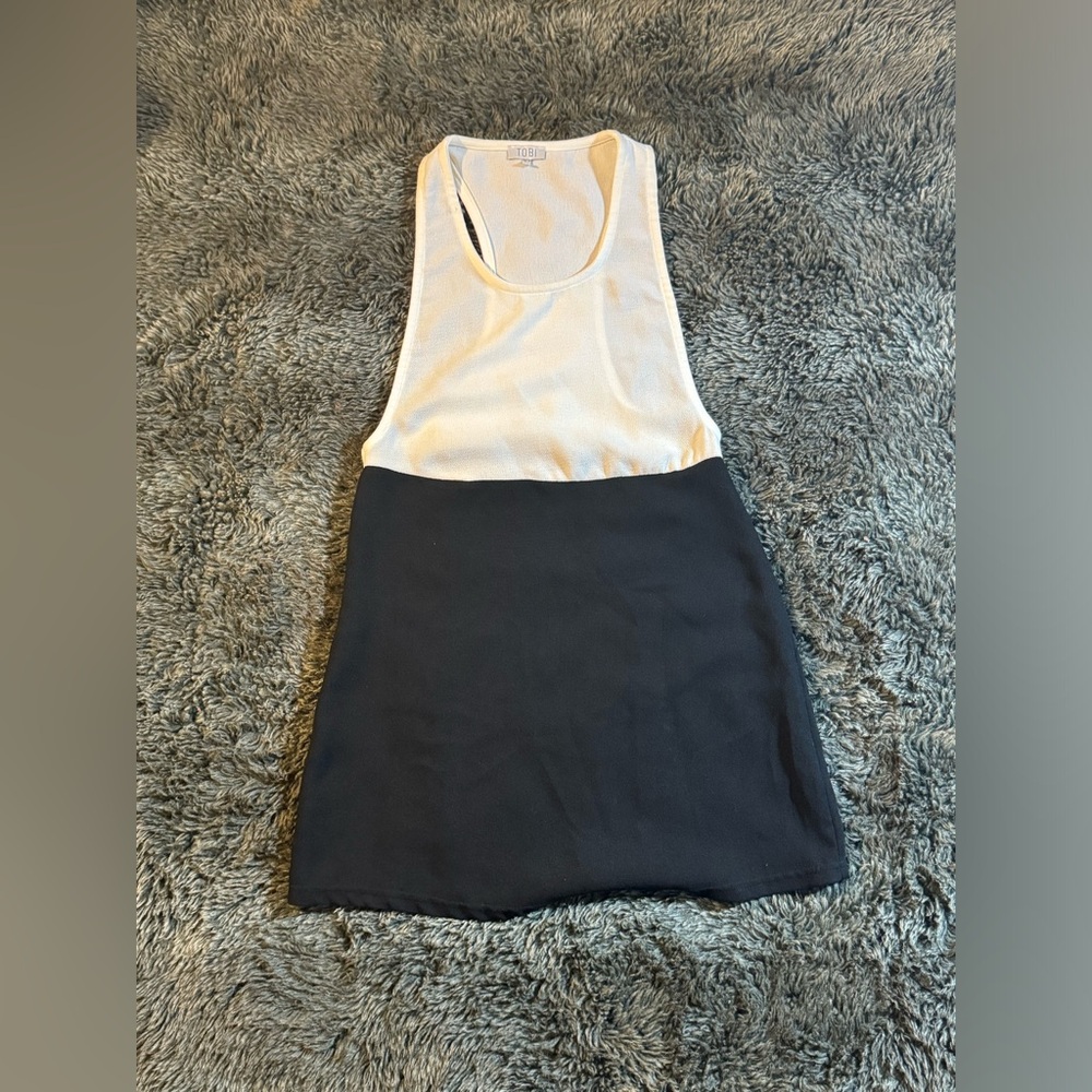 Women’s sleeveless Toni size Xs black and white tank top